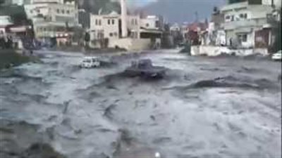 بالفيديو.. سيول مفاجئة تجرف السيارات في السعودية