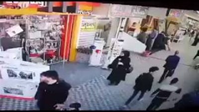 لقطات صادمة للص يسرق تليفزيون من أمام محل بوضح النهار (فيديو)