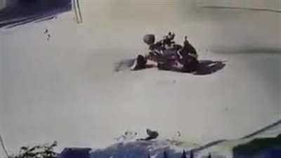 لحظة سحل لص امرأة وسرقة حقيبتها بالعراق (فيديو)