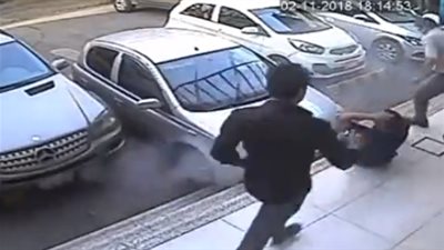 سائق يصاب بالانهيار بعد إصابته لسائس جراج (فيديو)