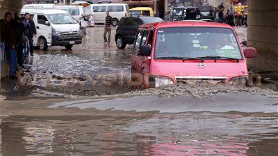 «الأمطار تشل البلد».. إلغاء الامتحانات الشهرية في مدارس الإسكندرية.. تعطيل الدراسة بفرع جامعة القاهرة في الشيخ زايد.. غلق ميناء البرلس.. انقطاع شبكات المحمول بالسادات.. وتوقف حركة قطارات مطر
