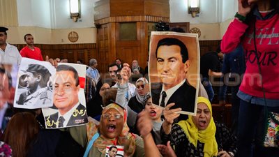 بالفيديو والصور.. أنصار مبارك يهتفون أمام دار القضاء: «حقك يا ريسنا راجع»
