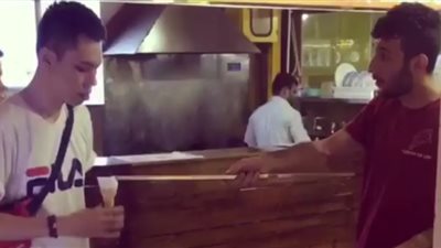 رد فعل شاب مزح معه بائع الآيس كريم (فيديو)