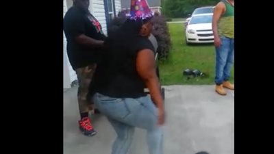 سقوط مروع لامرأة بدينة حاولت استعراض مهاراتها في التزحلق (فيديو)