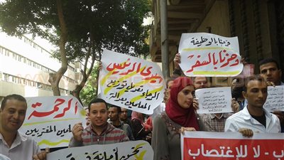 بالفيديو والصور..وقفة للفائزين في مسابقة الـ30 ألف معلم أمام «الوزراء»