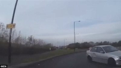 بالفيديو والصور.. لحظة إنحراف سيارة «BMW» واصطدامها بأخرى