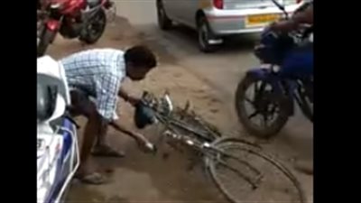 مشهد طريف لشاب مخمور يحاول قيادة دراجته (فيديو)