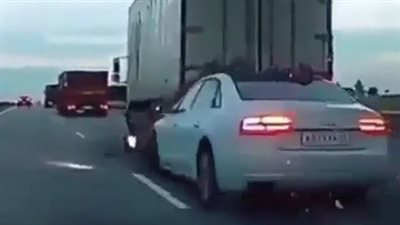 سيارة تتسب في حادث تصادم مروع على الطريق السريع (فيديو)