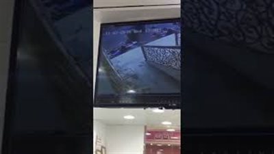 لحظة سرقة لص هاتفا محمولا من فتاة بالسعودية (فيديو)