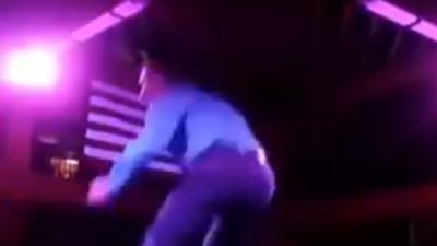 رجل يشعل مواقع التواصل برقصة على ظهر ثور غاضب (فيديو)