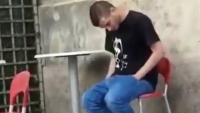 شاب يتعرض لسقطة مروعة أثناء نومه (فيديو)