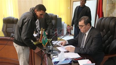 مساعدات إنسانية للأسر الفقيرة في لقاء خدمة المواطنين بالفيوم (صور)