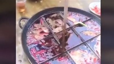 زبائن يعثرون على فأر ميت داخل وجبة طعام ساخنة (فيديو)