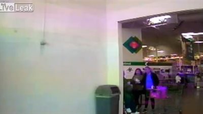 3 لصوص ينفذون «حلية ماكرة» لسرقة متجر (فيديو)