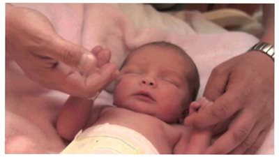 مجهول يترك مولودًا على سلالم محطة الشهداء