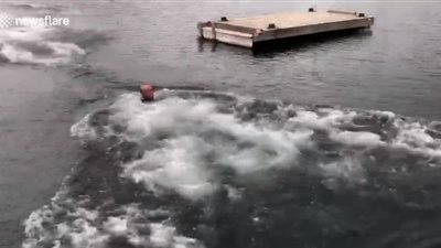 نهاية مروعة لجد حاول التزلج على المياه (فيديو)