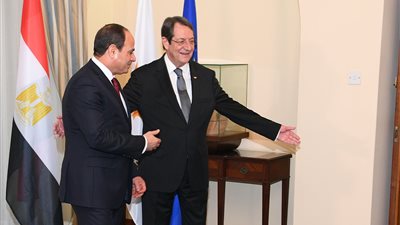 السيسي في قبرص.. يبحث تعزيز التعاون مع أناستاسيادس في كل المجالات.. يضع إكليلا من الزهور على النصب التذكاري للرئيس مكاريوس الثالث.. يلقي كلمة أمام البرلمان القبرصي.. ويتسلم أرفع الأوسمة