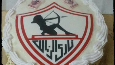 امرأة تفاجئ زوجها الزملكاوي بهدية غير متوقعة في عيد ميلاده (بالصور)