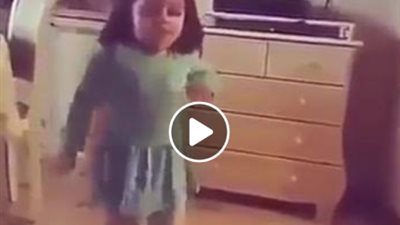 طفلة تشعل «فيس بوك» بوصلة رقص على مهرجان شعبي (فيديو)