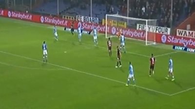 نابولي يخطف فوزا مثيرا من جنوى 0/2 (فيديو)