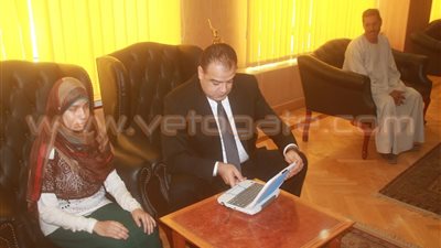 محافظ الفيوم يكرم طالبة متفوقة من ذوي الاحتياجات الخاصة