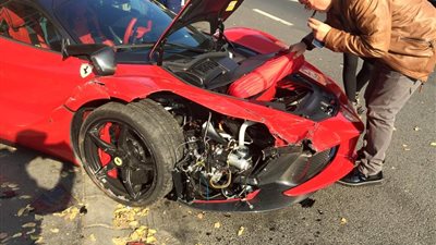 بالفيديو والصور.. سائق يحطم سيارة ثمنها مليون جنيه استرليني