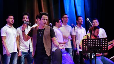 مصطفى حسني يبدع في حفله الغنائي بساقية الصاوي (صور)