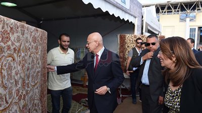 رئيس الوزراء يكلف بحل مشكلات التسويق والتمويل للحرف اليدوية