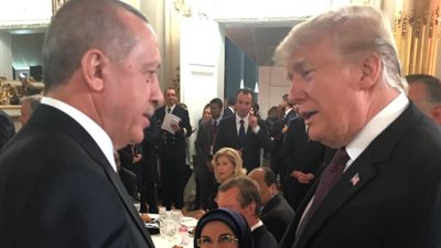 صور لقاء قادة العالم على طاولة عشاء بفرنسا في ذكرى نهاية الحرب العالمية