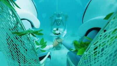 بالصور.. عاشقان يتزوجان في أعماق البحار