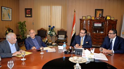 رئيس جامعة المنصورة يستعرض أعمال إنشاء المراكز الطبية الثلاثة الجديدة