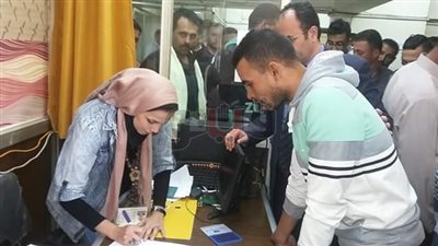 «القوى العاملة» بالشرقية توزع عقود عمل بالأردن