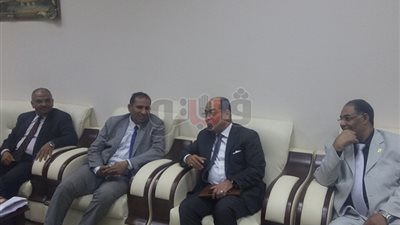 بالصور.. رئيس جامعة أسوان يبحث مع «المالية» زيادة الميزانية