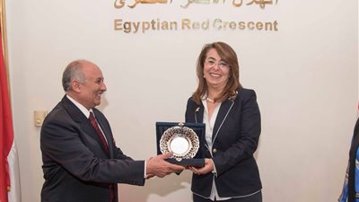 غادة والي تكرم أعضاء مجلس إدارة الهلال الأحمر (صور)