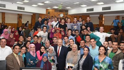 رئيس جامعة القاهرة: انتخابات الطلاب تسير وفق إجراءات ديمقراطية (صور)