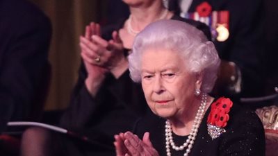 فتاه تتسبب في بكاء ملكة بريطانيا بقصيدة عن ضحايا الحرب (صور)