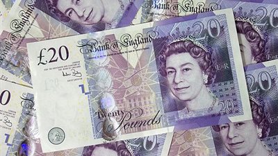 الأسترليني يتراجع بعد تصريحات رئيس بنك إنجلترا بتأجيل رفع الفائدة