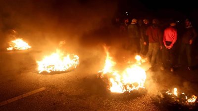 رفضا لحكومة دياب.. لحظة تحطيم البوابة المؤدية إلى مقر مجلس النواب في بيروت | فيديو
