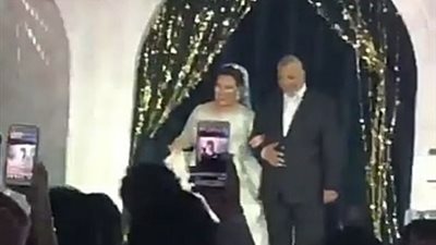 لحظة دخول نجمة مسرح مصر «ويزو» قاعة حفل زفافها