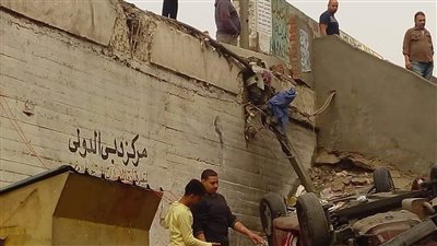 سقوط سيارة ملاكي من أعلى الطريق الدائري في القليوبية (صور)