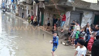 أهالي الزوايدة بالإسكندرية ينظمون مسابقة للصيد في مياه الأمطار