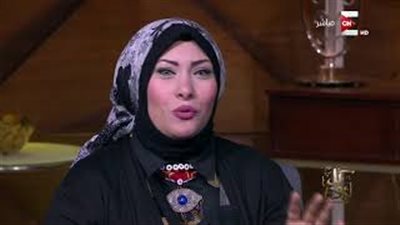 سيدة تعتذر لأبنائها على الهواء: آسفة مش عارفة أشوفكم بشتغل 12 ساعة