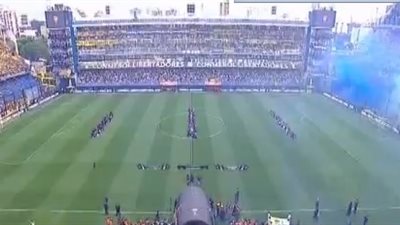 جماهير بوكا جونيورز تطلق الألعاب النارية قبل لقاء ريفر بليت (فيديو)