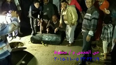 حي العجمي يستخرج كتلة خرسانية من بلاعة صرف صحي بالإسكندرية