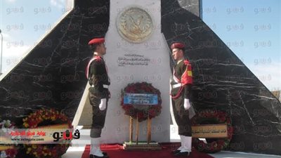 بالصور.. قائد المنطقة الشمالية يضع الزهورعلي النصب التذكاري للشرطة