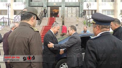 القصاص يهدى درع المحافظة لمديرية أمن الإسماعيلية في أعياد الشرطة