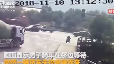 لحظة اندفاع شاحنة أعلى جسر وسقوطها داخل نهر (فيديو)