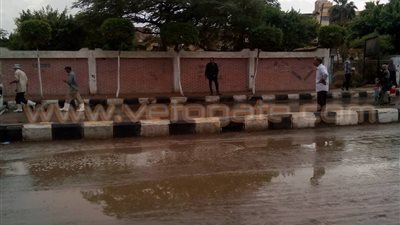 بالصور.. العمال ينظفون شوارع المنوفية بعد سقوط الأمطار