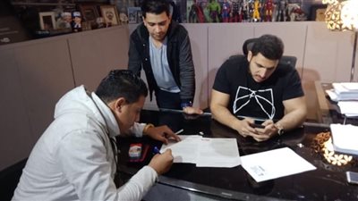 حمو بيكا يوقع عقد أول فيلم سينمائي له مع «السبكي» (صور)