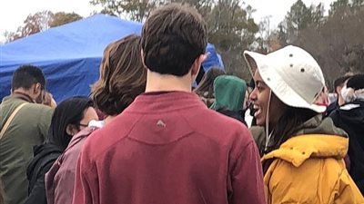 ماليا أوباما تقبل شابا غريبا وتدخن السجائر (فيديو وصور)